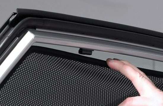 Tipi di tendine parasole per auto