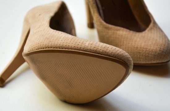 Acquistano scarpe online