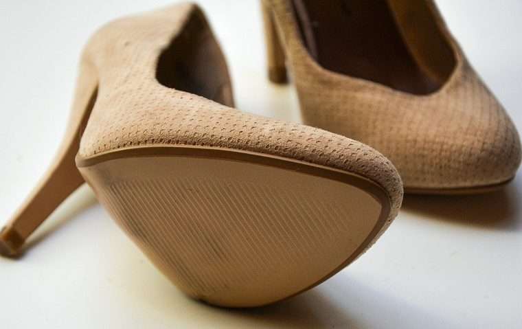Acquistano scarpe online