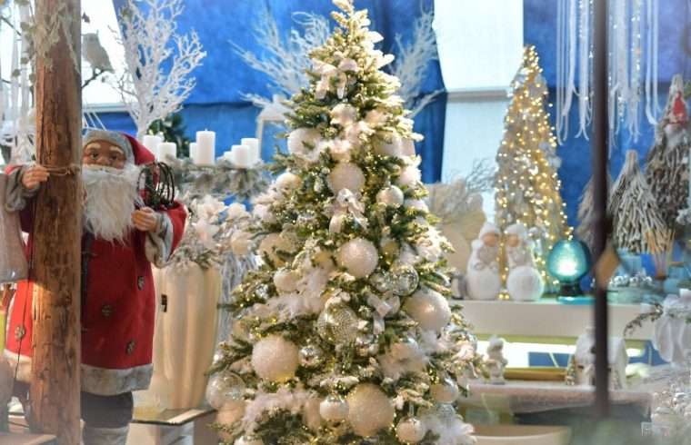 Alberi di natale con ornamenti